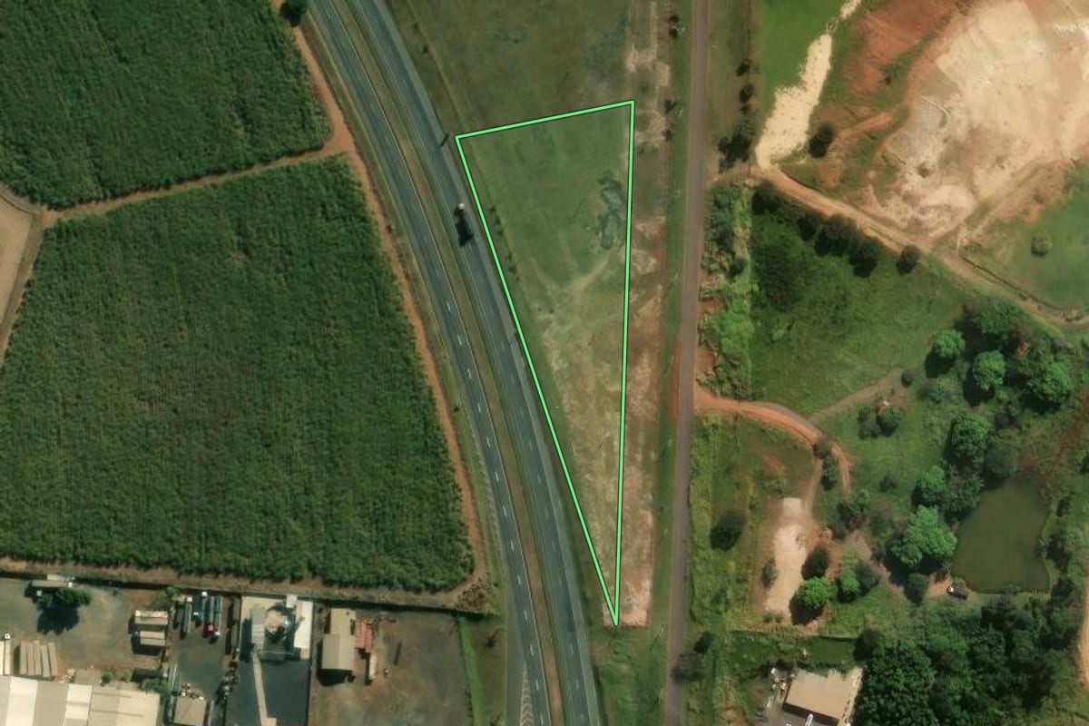 Imagem de satélite do imóvel rural em Cosmópolis (SP), com o contorno declarado no CAR desenhado por cima.