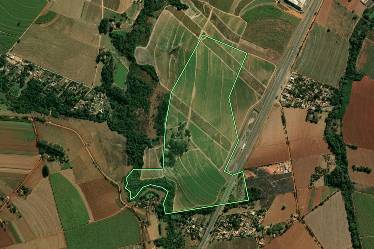 Imagem de satélite do imóvel rural em Cosmópolis (SP), com o contorno declarado no CAR desenhado por cima.