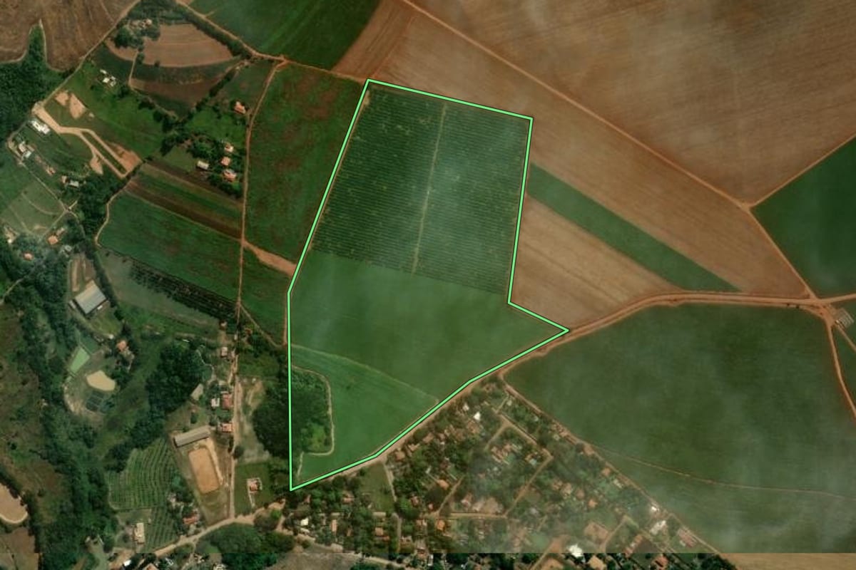 Imagem de satélite do imóvel rural em Cosmópolis (SP), com o contorno declarado no CAR desenhado por cima.