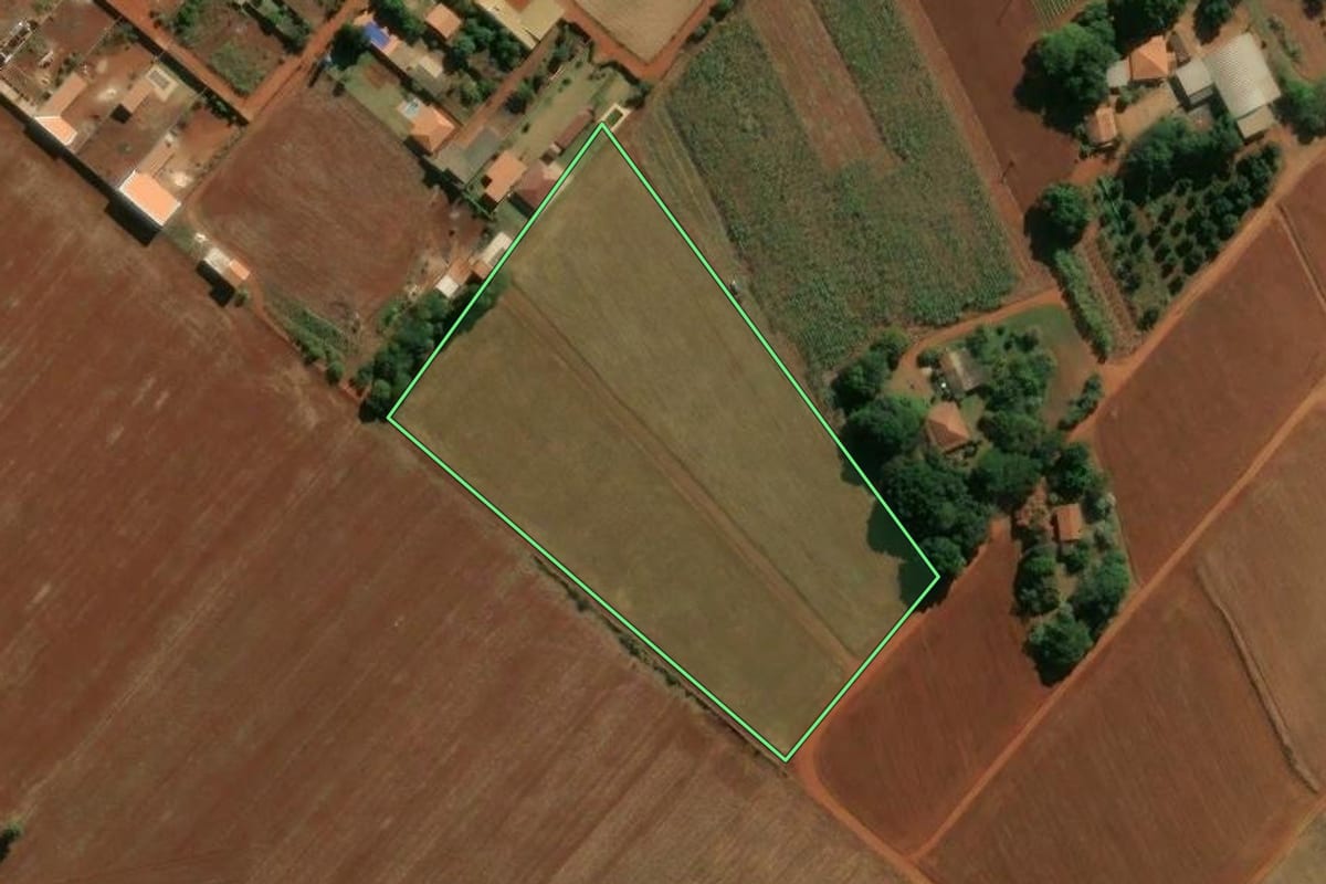 Imagem de satélite do imóvel rural em Cosmópolis (SP), com o contorno declarado no CAR desenhado por cima.