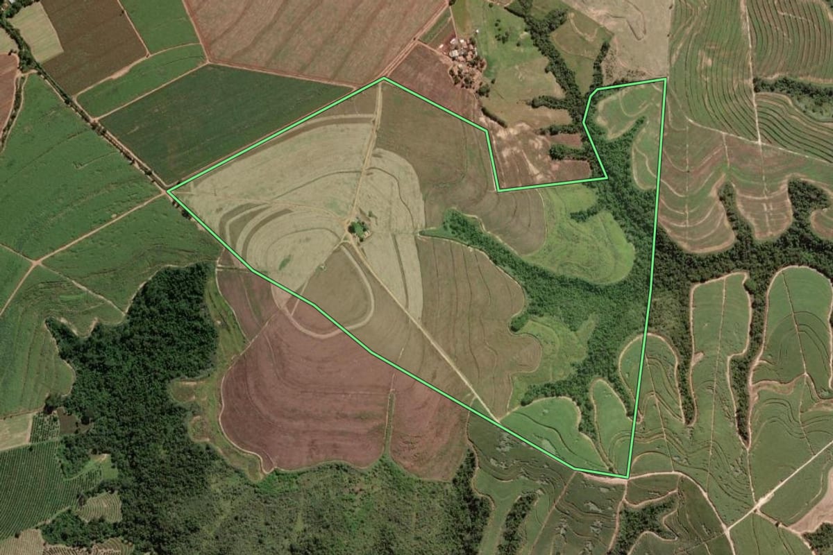 Imagem de satélite do imóvel rural em Cosmópolis (SP), com o contorno declarado no CAR desenhado por cima.
