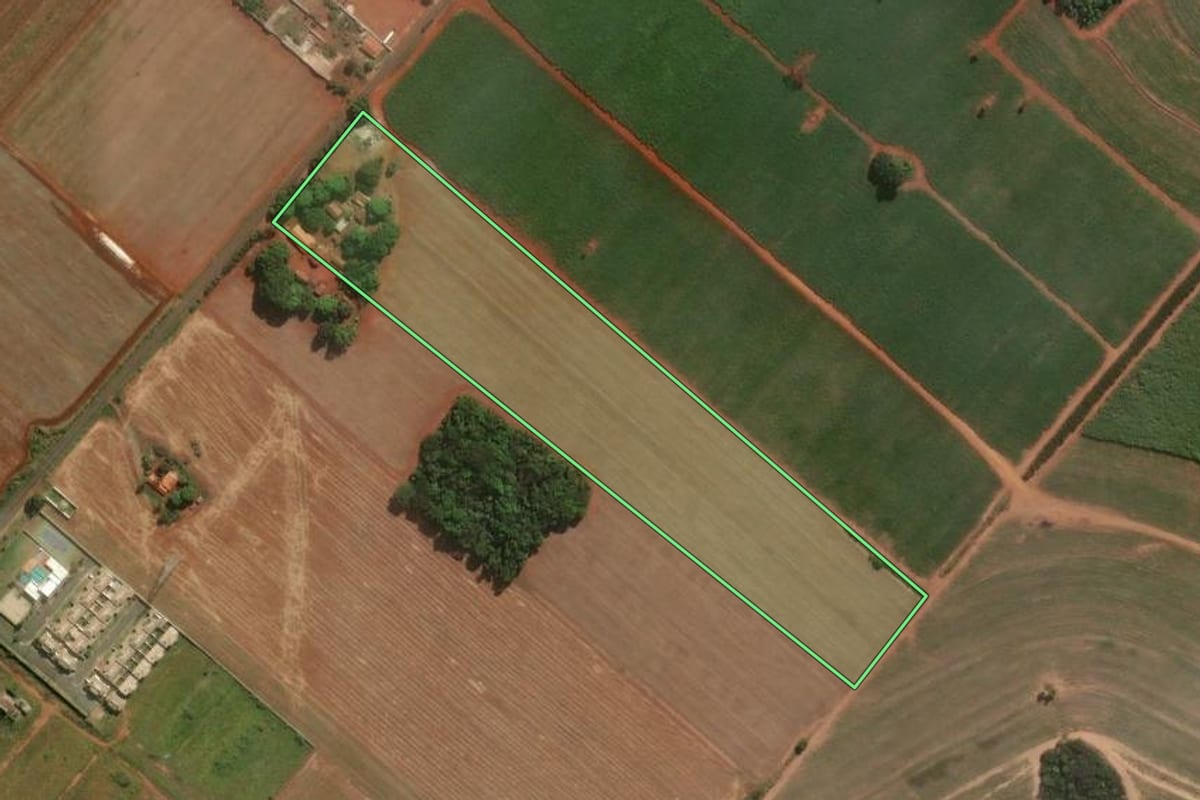 Imagem de satélite do imóvel rural em Cosmópolis (SP), com o contorno declarado no CAR desenhado por cima.