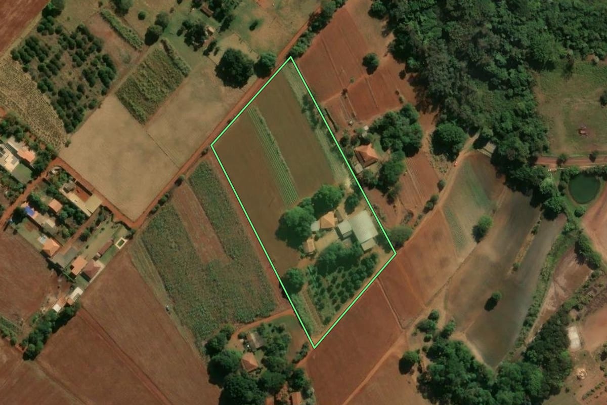 Imagem de satélite do imóvel rural em Cosmópolis (SP), com o contorno declarado no CAR desenhado por cima.