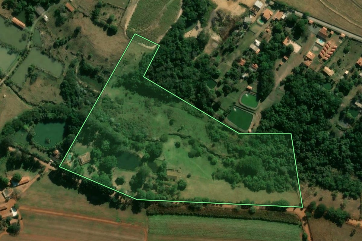 Imagem de satélite do imóvel rural em Cosmópolis (SP), com o contorno declarado no CAR desenhado por cima.