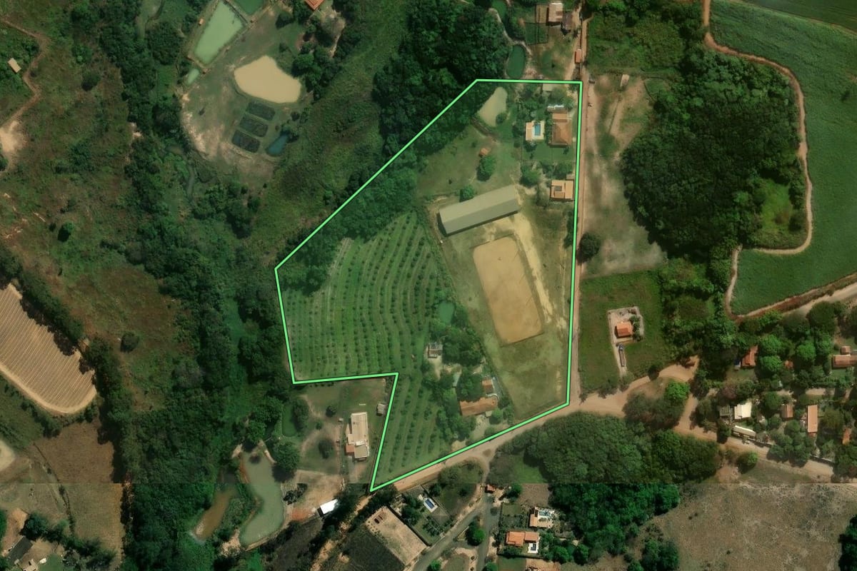 Imagem de satélite do imóvel rural em Cosmópolis (SP), com o contorno declarado no CAR desenhado por cima.