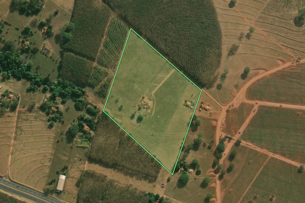 Imagem de satélite do imóvel rural em Cosmorama (SP), com o contorno declarado no CAR desenhado por cima.