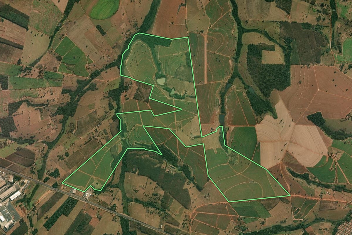 Imagem de satélite do imóvel rural em Cosmorama (SP), com o contorno declarado no CAR desenhado por cima.