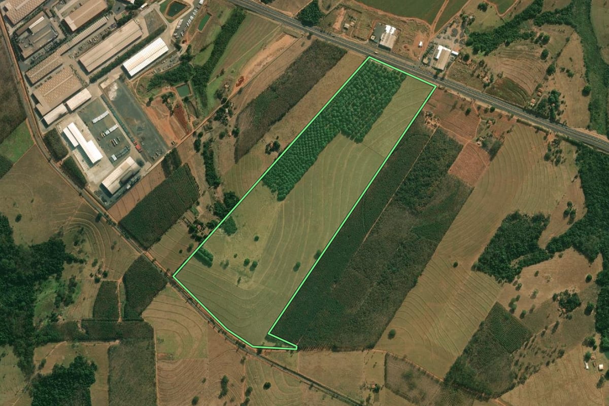 Imagem de satélite do imóvel rural em Cosmorama (SP), com o contorno declarado no CAR desenhado por cima.