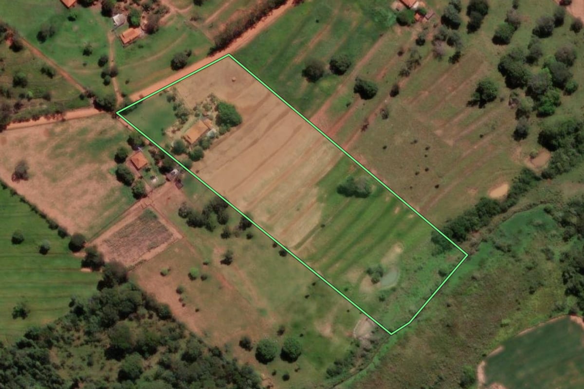 Imagem de satélite do imóvel rural em Cosmorama (SP), com o contorno declarado no CAR desenhado por cima.