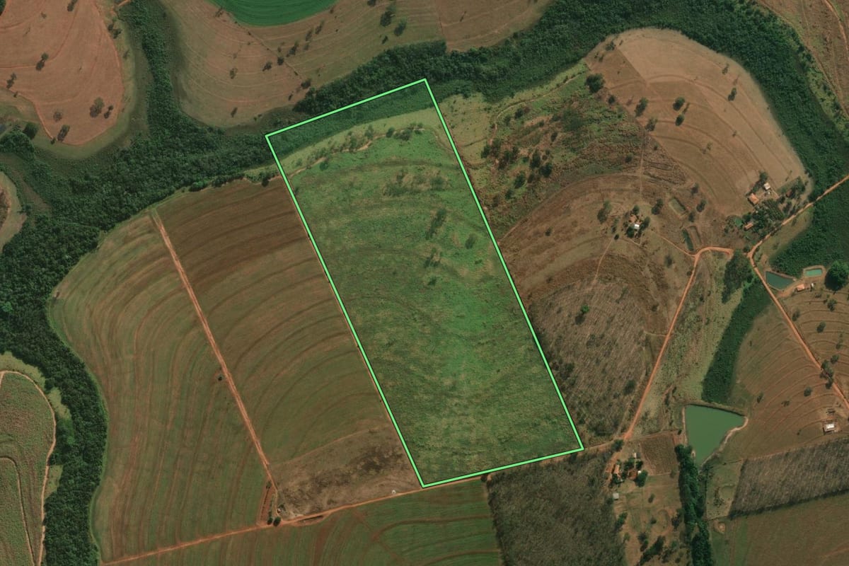 Imagem de satélite do imóvel rural em Cosmorama (SP), com o contorno declarado no CAR desenhado por cima.