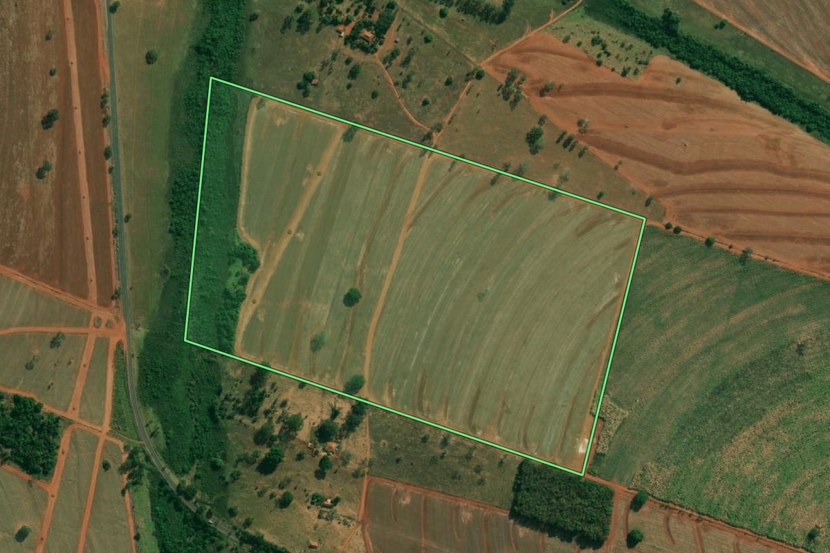 Imagem de satélite do imóvel rural em Cosmorama (SP), com o contorno declarado no CAR desenhado por cima.