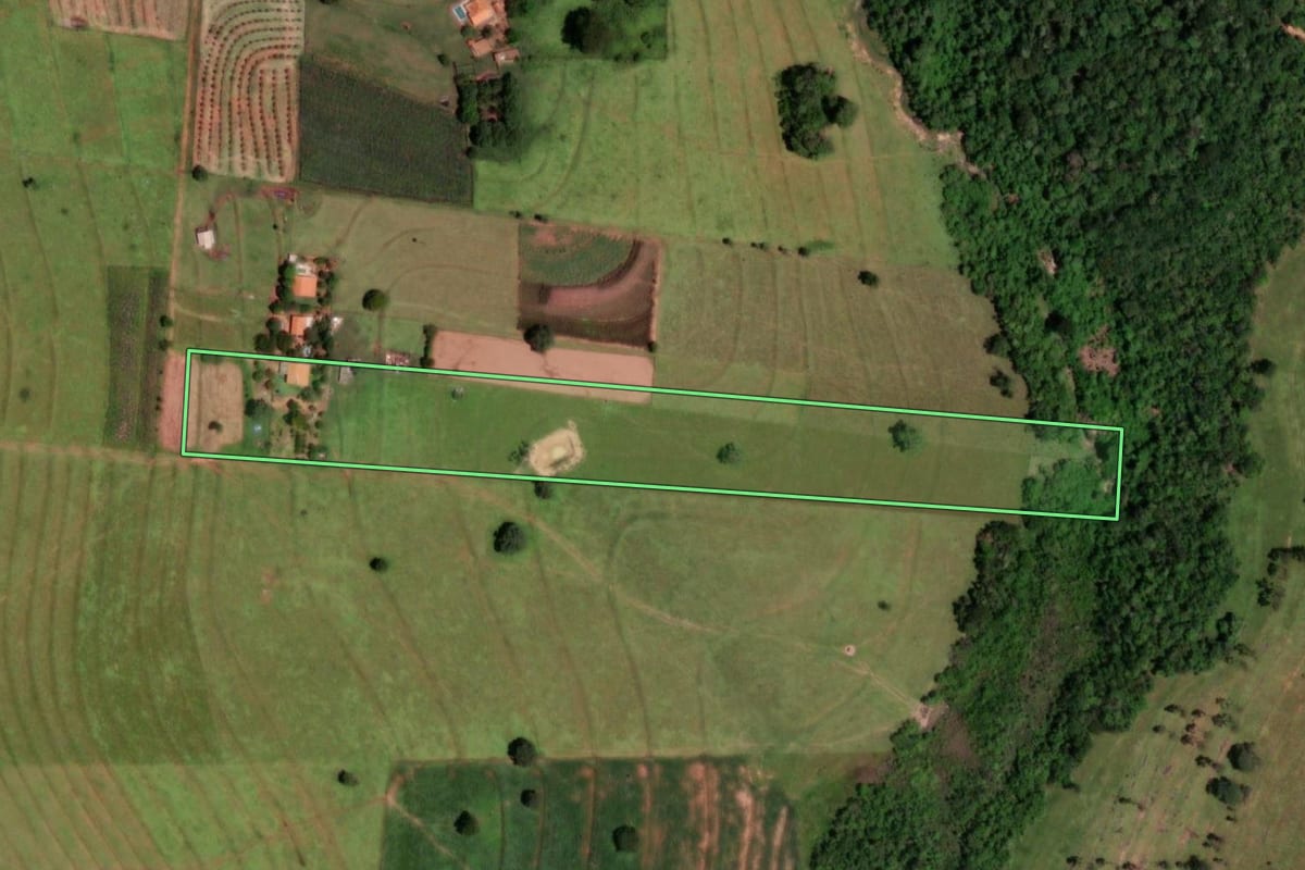 Imagem de satélite do imóvel rural em Cosmorama (SP), com o contorno declarado no CAR desenhado por cima.