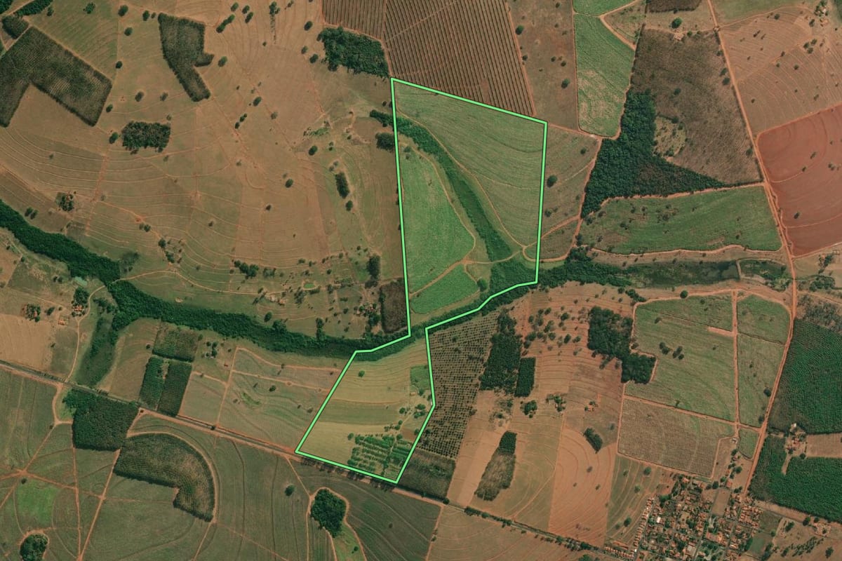 Imagem de satélite do imóvel rural em Cosmorama (SP), com o contorno declarado no CAR desenhado por cima.