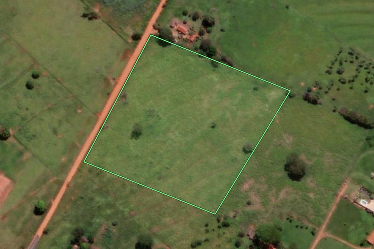 Imagem de satélite do imóvel rural em Cosmorama (SP), com o contorno declarado no CAR desenhado por cima.