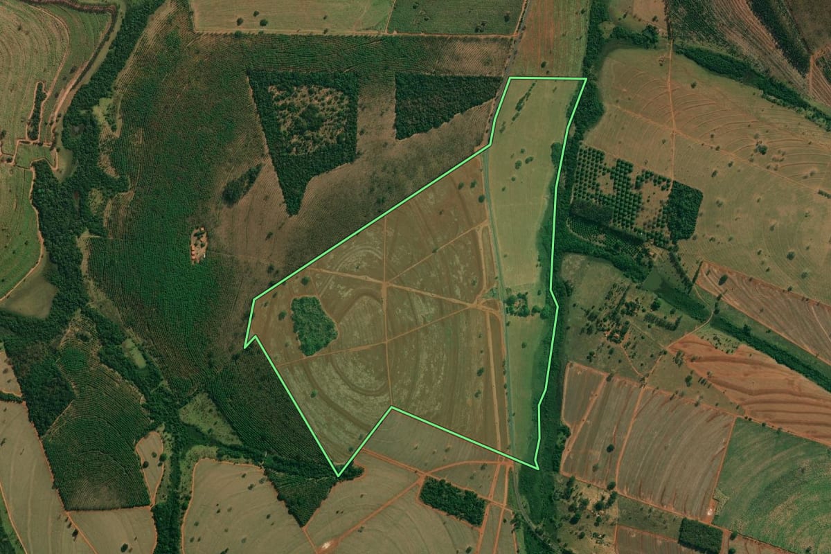 Imagem de satélite do imóvel rural em Cosmorama (SP), com o contorno declarado no CAR desenhado por cima.