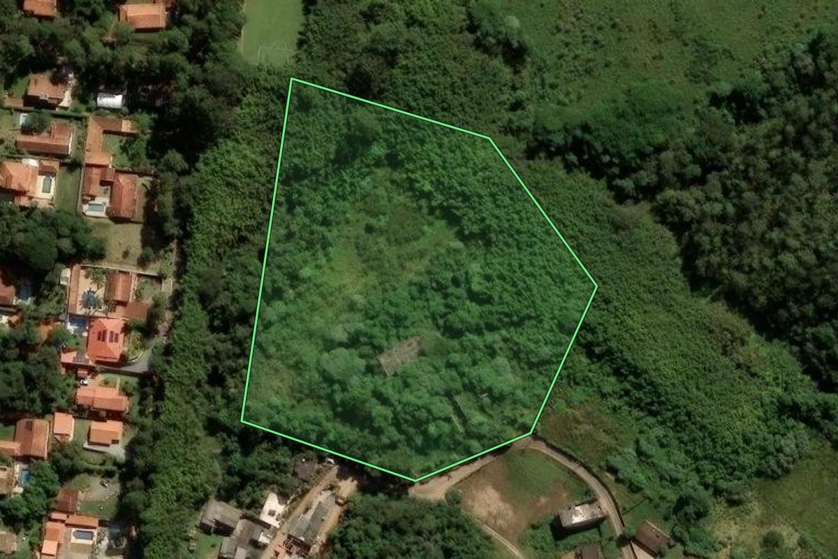 Imagem de satélite do imóvel rural em Cotia (SP), com o contorno declarado no CAR desenhado por cima.
