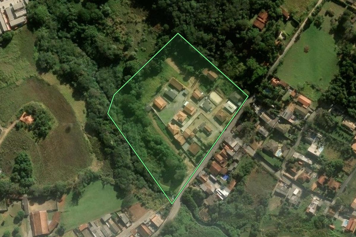 Imagem de satélite do imóvel rural em Cotia (SP), com o contorno declarado no CAR desenhado por cima.