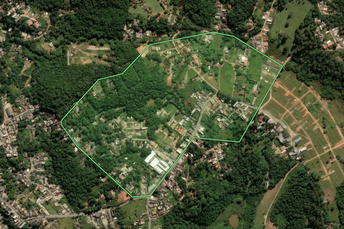 Imagem de satélite do imóvel rural em Cotia (SP), com o contorno declarado no CAR desenhado por cima.