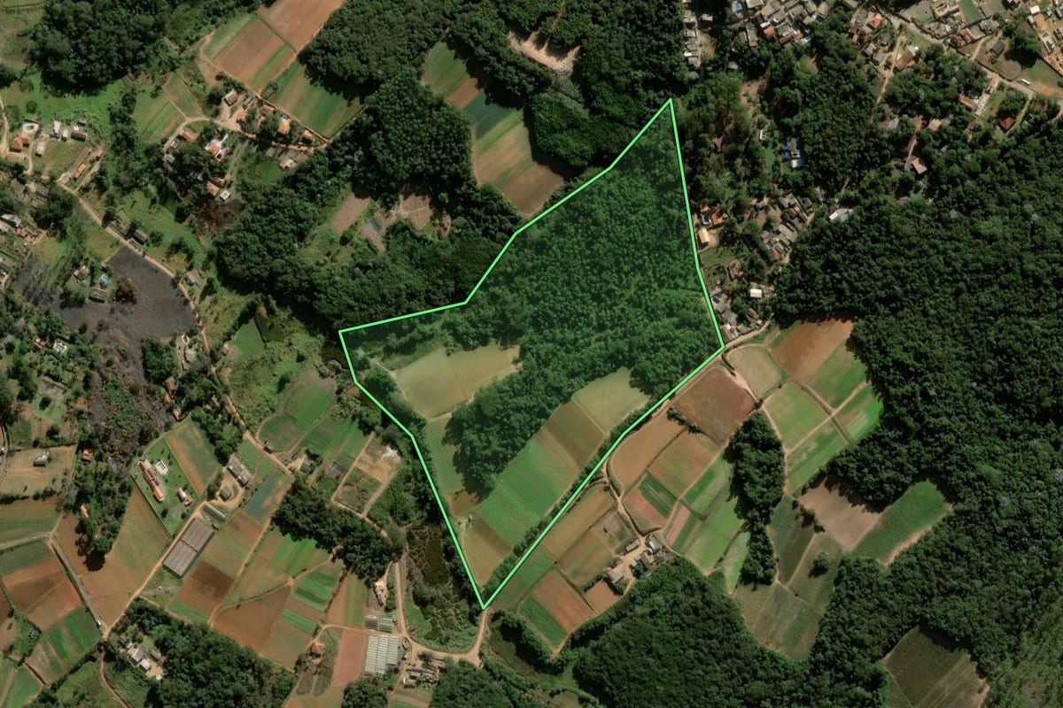 Imagem de satélite do imóvel rural em Cotia (SP), com o contorno declarado no CAR desenhado por cima.