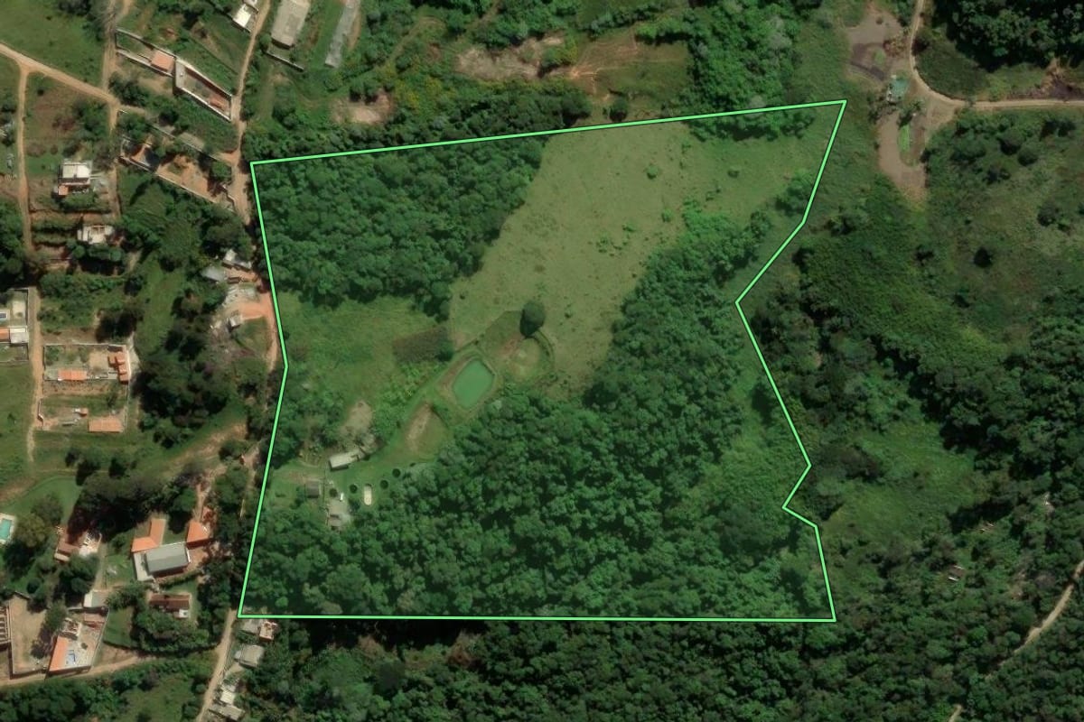 Imagem de satélite do imóvel rural em Cotia (SP), com o contorno declarado no CAR desenhado por cima.
