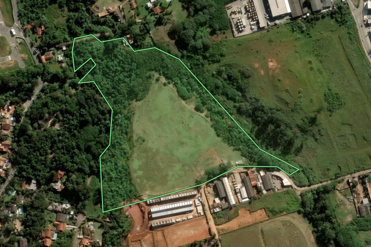 Imagem de satélite do imóvel rural em Cotia (SP), com o contorno declarado no CAR desenhado por cima.