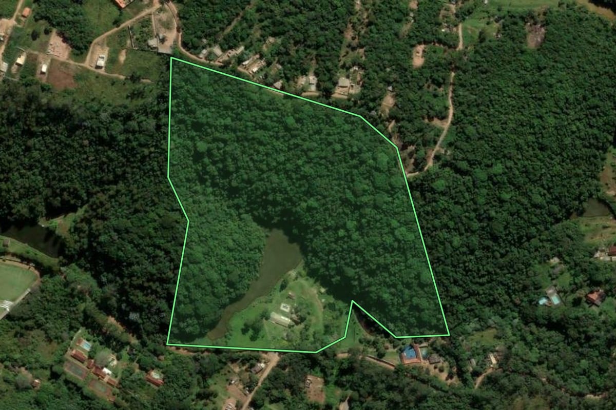Imagem de satélite do imóvel rural em Cotia (SP), com o contorno declarado no CAR desenhado por cima.