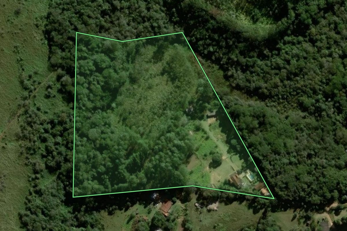 Imagem de satélite do imóvel rural em Cotia (SP), com o contorno declarado no CAR desenhado por cima.
