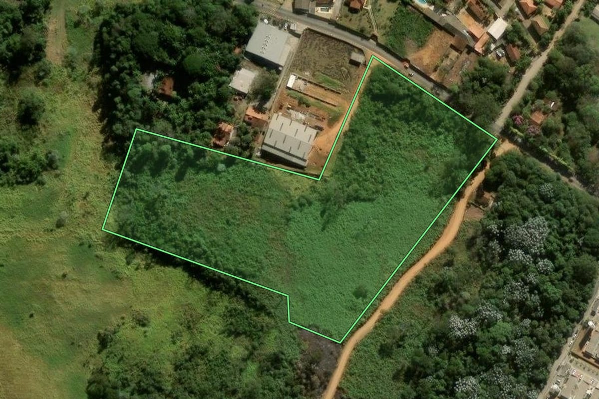 Imagem de satélite do imóvel rural em Cotia (SP), com o contorno declarado no CAR desenhado por cima.