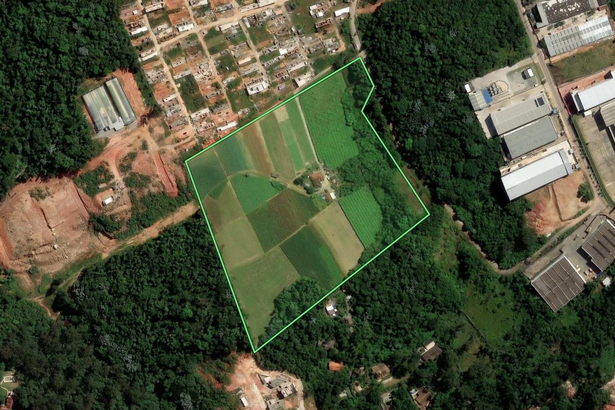 Imagem de satélite do imóvel rural em Cotia (SP), com o contorno declarado no CAR desenhado por cima.