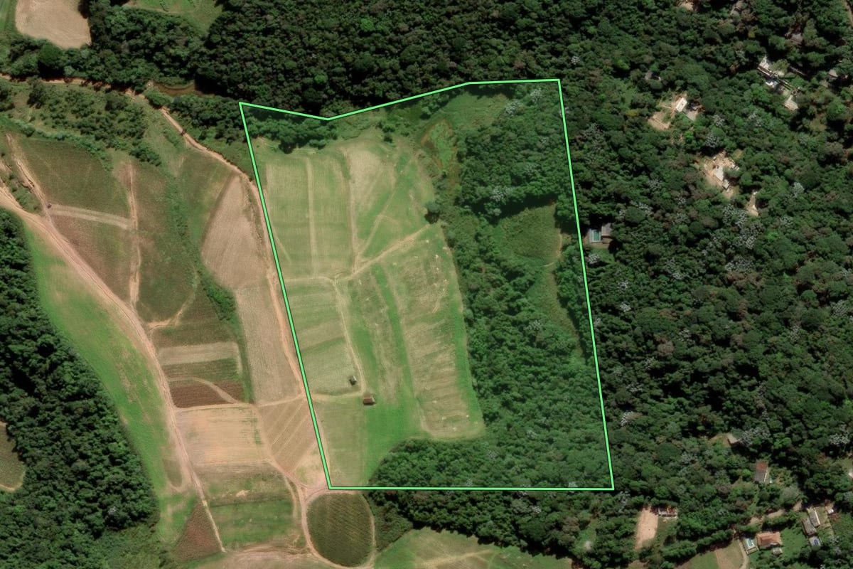Imagem de satélite do imóvel rural em Cotia (SP), com o contorno declarado no CAR desenhado por cima.
