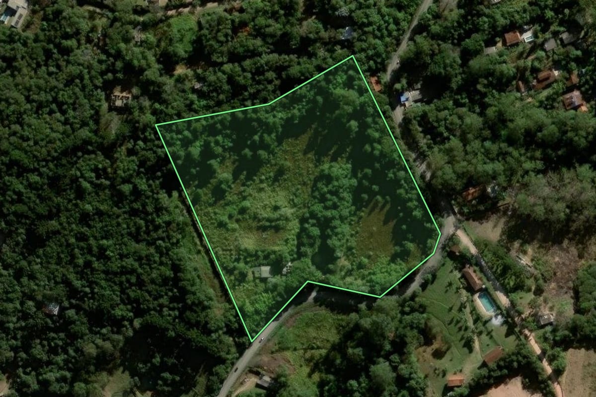 Imagem de satélite do imóvel rural em Cotia (SP), com o contorno declarado no CAR desenhado por cima.