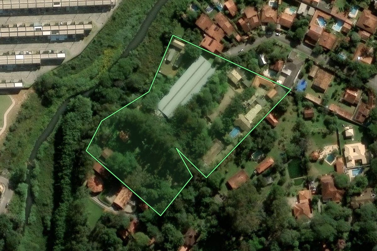 Imagem de satélite do imóvel rural em Cotia (SP), com o contorno declarado no CAR desenhado por cima.