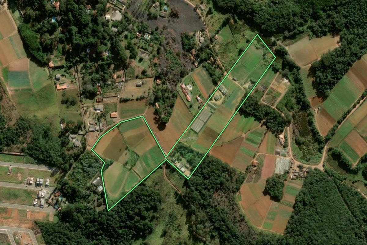 Imagem de satélite do imóvel rural em Cotia (SP), com o contorno declarado no CAR desenhado por cima.