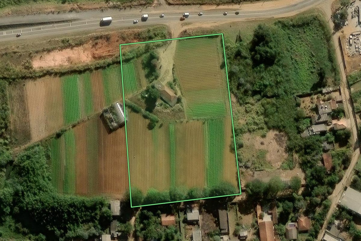 Imagem de satélite do imóvel rural em Cotia (SP), com o contorno declarado no CAR desenhado por cima.