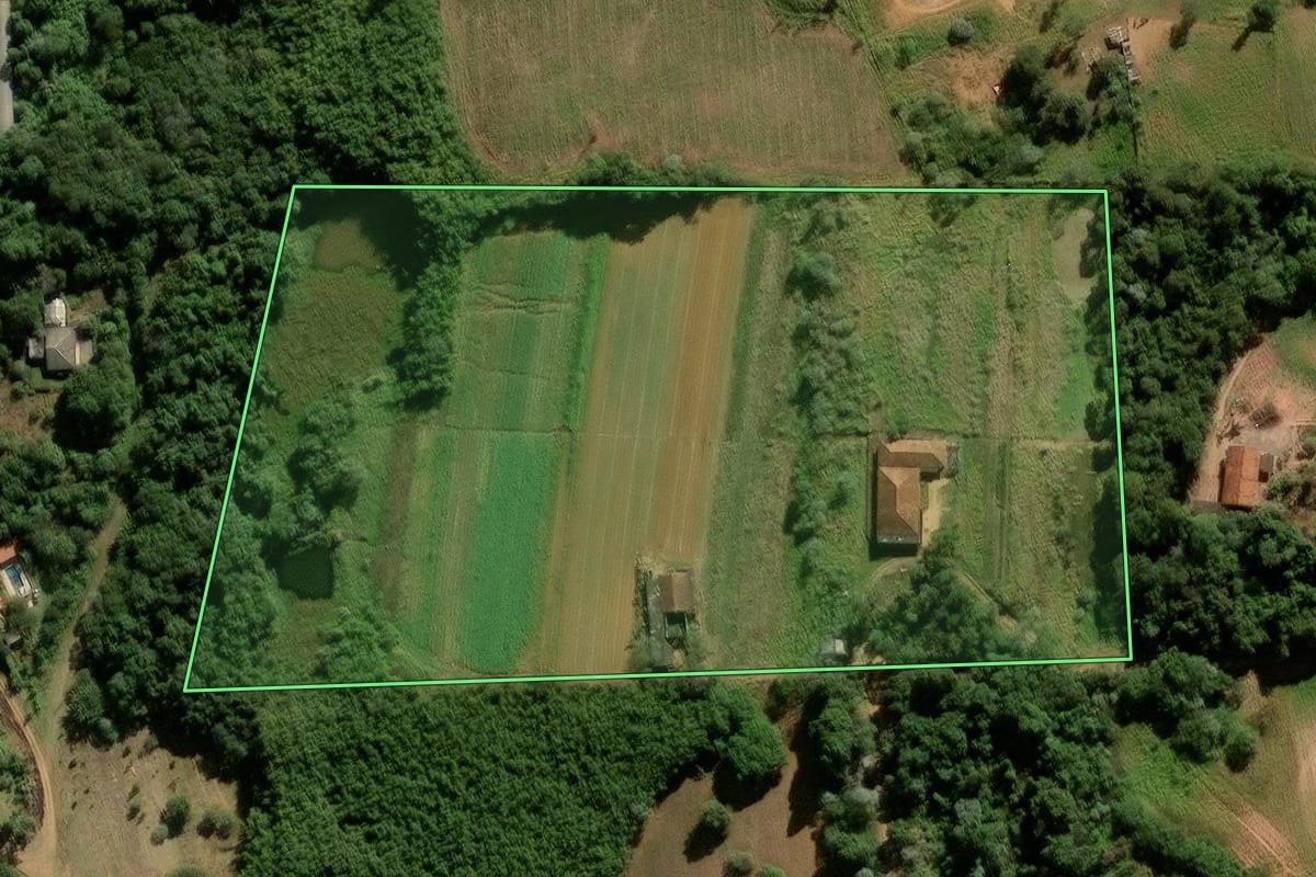 Imagem de satélite do imóvel rural em Cotia (SP), com o contorno declarado no CAR desenhado por cima.