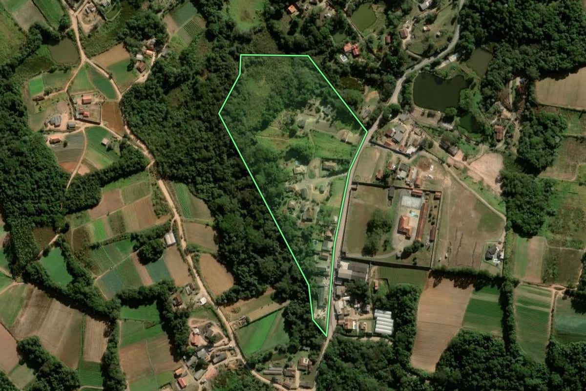 Imagem de satélite do imóvel rural em Cotia (SP), com o contorno declarado no CAR desenhado por cima.