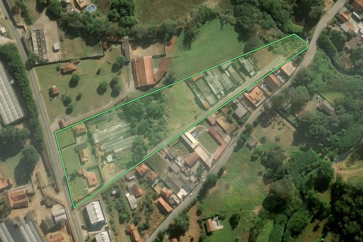 Imagem de satélite do imóvel rural em Cotia (SP), com o contorno declarado no CAR desenhado por cima.