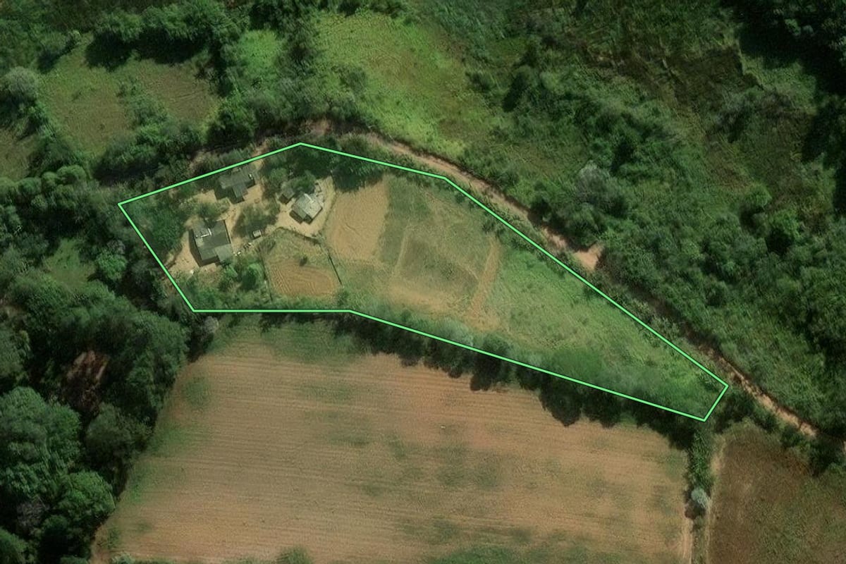 Imagem de satélite do imóvel rural em Cotia (SP), com o contorno declarado no CAR desenhado por cima.