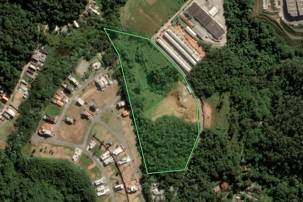 Imagem de satélite do imóvel rural em Cotia (SP), com o contorno declarado no CAR desenhado por cima.