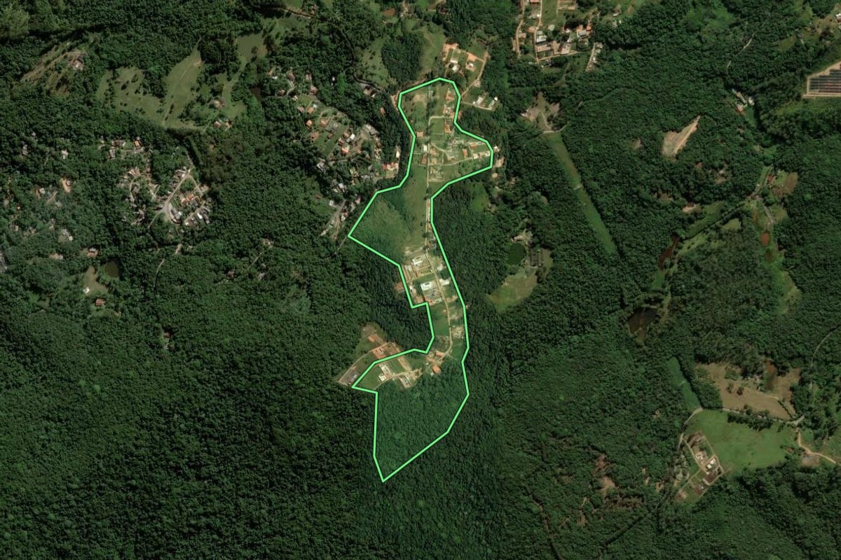 Imagem de satélite do imóvel rural em Cotia (SP), com o contorno declarado no CAR desenhado por cima.