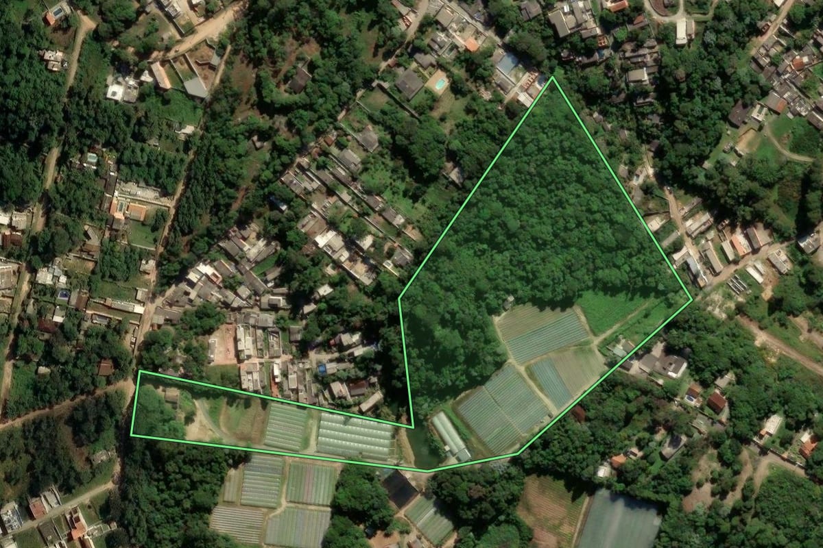Imagem de satélite do imóvel rural em Cotia (SP), com o contorno declarado no CAR desenhado por cima.