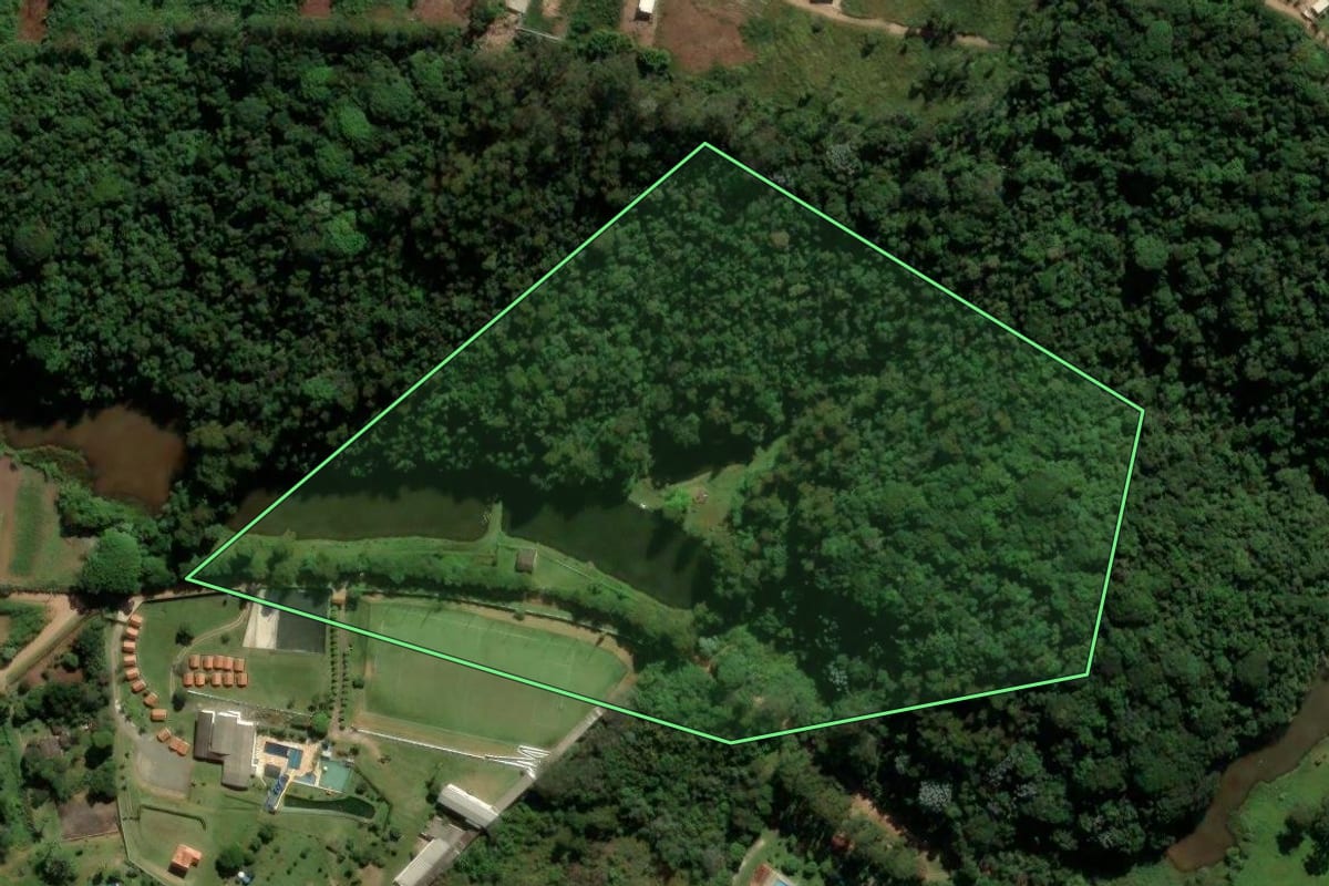 Imagem de satélite do imóvel rural em Cotia (SP), com o contorno declarado no CAR desenhado por cima.