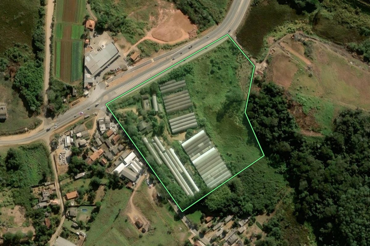 Imagem de satélite do imóvel rural em Cotia (SP), com o contorno declarado no CAR desenhado por cima.