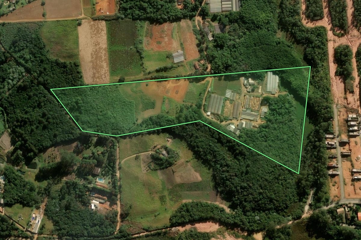 Imagem de satélite do imóvel rural em Cotia (SP), com o contorno declarado no CAR desenhado por cima.