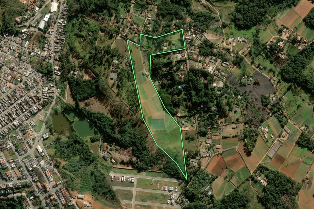 Imagem de satélite do imóvel rural em Cotia (SP), com o contorno declarado no CAR desenhado por cima.