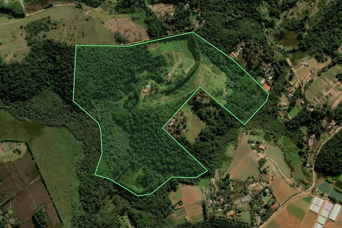 Imagem de satélite do imóvel rural em Cotia (SP), com o contorno declarado no CAR desenhado por cima.