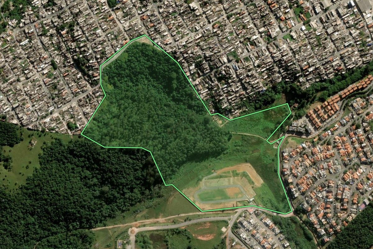 Imagem de satélite do imóvel rural em Cotia (SP), com o contorno declarado no CAR desenhado por cima.