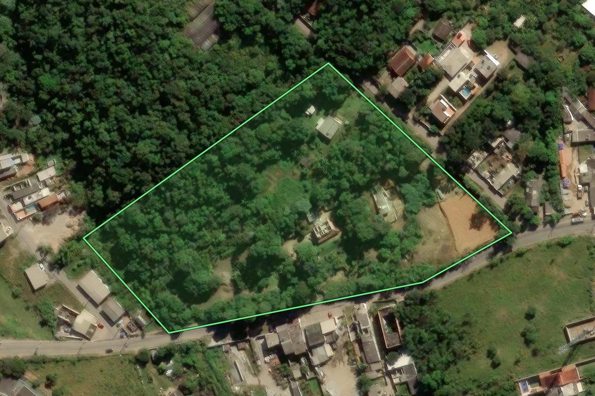 Imagem de satélite do imóvel rural em Cotia (SP), com o contorno declarado no CAR desenhado por cima.