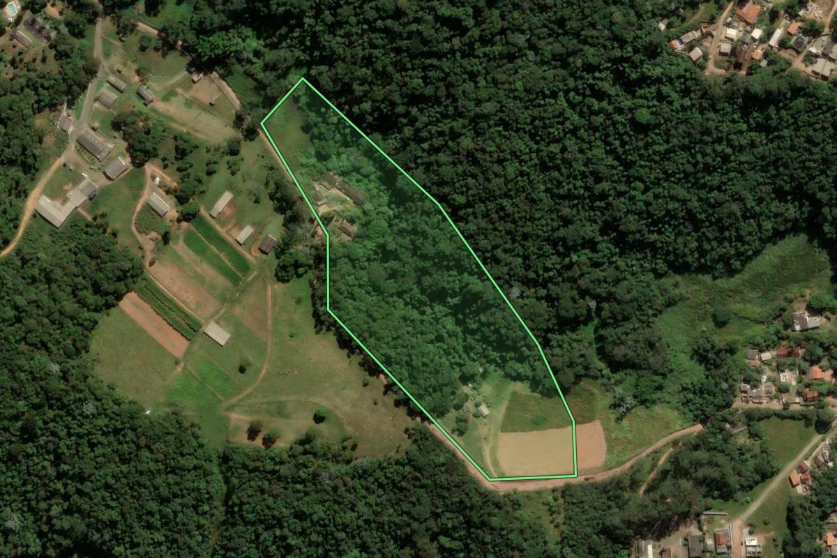 Imagem de satélite do imóvel rural em Cotia (SP), com o contorno declarado no CAR desenhado por cima.