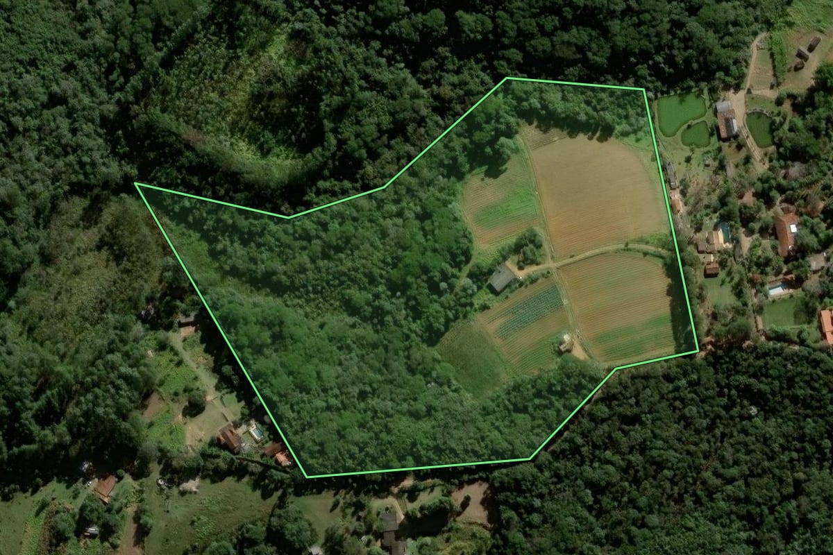 Imagem de satélite do imóvel rural em Cotia (SP), com o contorno declarado no CAR desenhado por cima.